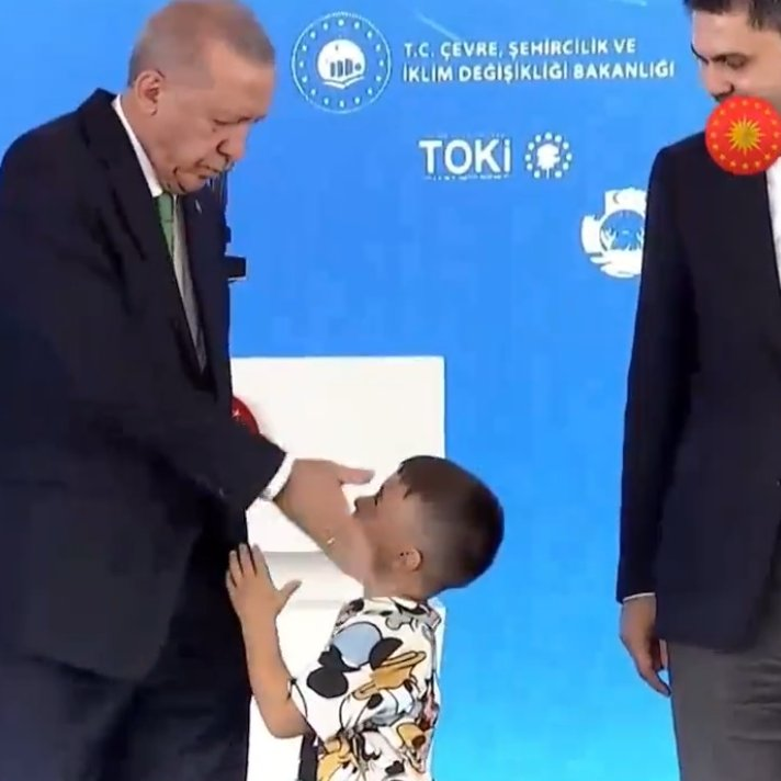 Preşedintele Erdogan a pălmuit un copil care a refuzat să-i sărute mâna - VIDEO