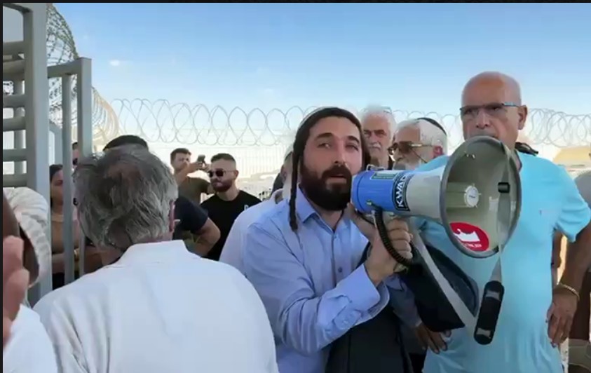 Armata israeliană investighează soldaţi pentru presupuse abuzuri asupra unui deţinut palestinian, spre indignarea dreptei. Protestatarii au încercat să intre cu forţa în bază - VIDEO