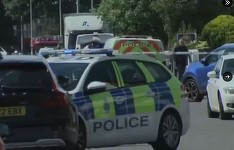 Protest în Southport, la câteva ore după priveghiul pentru cei trei copii ucişi în atacul cu cuţitul / Treizeci şi nouă de ofiţeri de poliţie au fost răniţi / Keir Starmer anunţă că atacatorii vor ”simţi întreaga forţă a legii” - VIDEO