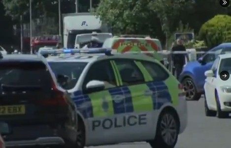 Protest în Southport, la câteva ore după priveghiul pentru cei trei copii ucişi în atacul cu cuţitul / Treizeci şi nouă de ofiţeri de poliţie au fost răniţi / Keir Starmer anunţă că atacatorii vor ”simţi întreaga forţă a legii” - VIDEO