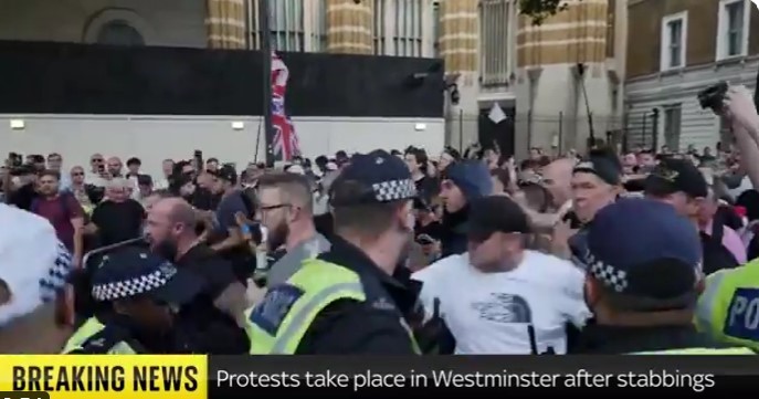 Ciocniri cu poliţia în faţa Downing Street, după protestele antiimigraţie din Southport - VIDEO