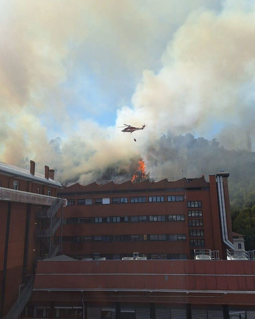 Un incendiu de vegetaţie izbucnit la Roma în apropierea postului public de televiziune RAI şi a Curţii de Justiţie a dus la evacuări de birouri şi locuinţe - VIDEO