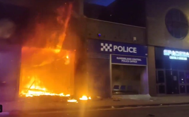 Secţie de poliţie incendiată şi noi violenţe în Anglia, în timp ce continuă revoltele extremiştilor de dreapta după atacul din Southport - VIDEO