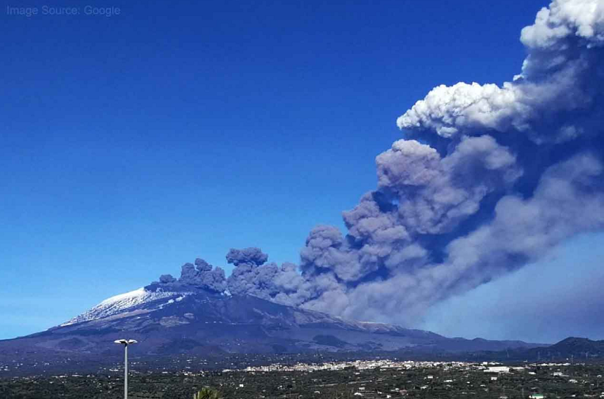 Aeroportul din Catania limitează zborurile de sosire din cauza scurgerilor de lavă ale vulcanului Etna - VIDEO