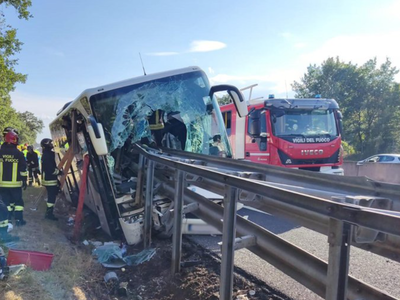 Un mort şi 15 răniţi în Italia, într-un accident în care a fost implicat un autocar cu 25 de turişti chinezi la bord care se duceau de la Roma la Florenţa