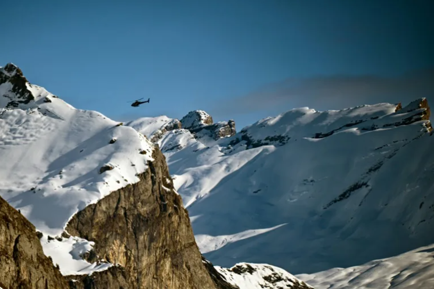 Un alpinist mort şi patru răniţi în Franţa, după căderea unui bloc de gheaţă. Seracul s-a desprins dintr-un gheţar de pe vârful masivului