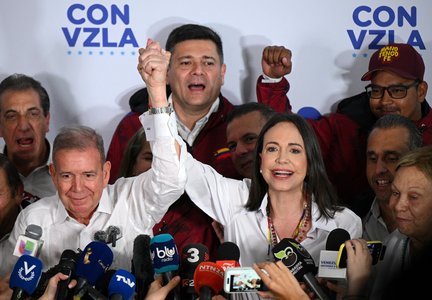 Procurorul-şef al Venezuelei anunţă că lansează o anchetă la adresa liderilor opoziţiei González şi Machado. Aceştia stau ascunşi după ce regimul a arestat peste 2.000 de protestatari ieşiţi să conteste rezultatul alegerilor