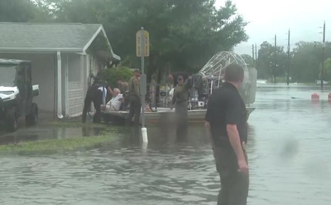 Cel puţin şase morţi după ce uraganul Debby, devenit între timp furtună tropicală, s-a dezlănţuit în sud-estul SUA. Valurile şi vântul puternic au aruncat pe ţărm cocaină în valoare de un milion de dolari
