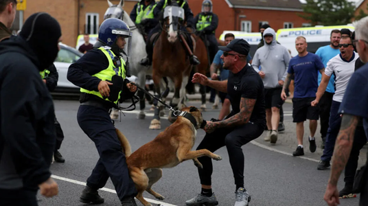 Guvernul britanic eliberează 500 de locuri în închisori şi mobilizează 6.000 de poliţişti împotriva revoltelor