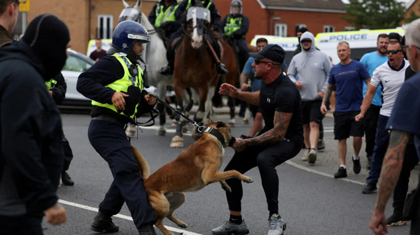 Guvernul britanic eliberează 500 de locuri în închisori şi mobilizează 6.000 de poliţişti împotriva revoltelor