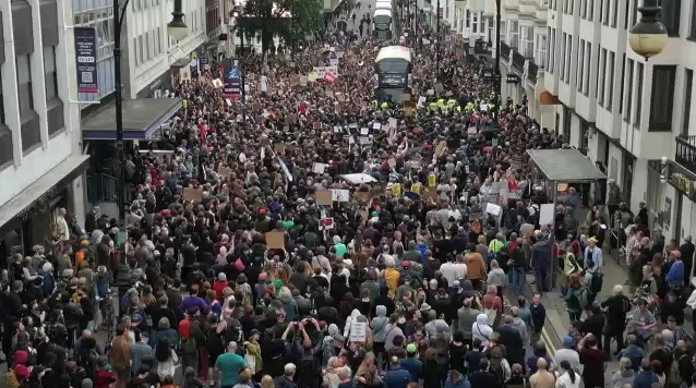 "Suntem mai mulţi decât voi": Mii de protestatari antirasişti s-au adunat pentru a contracara mitingurile extremei drepte din Marea Britanie