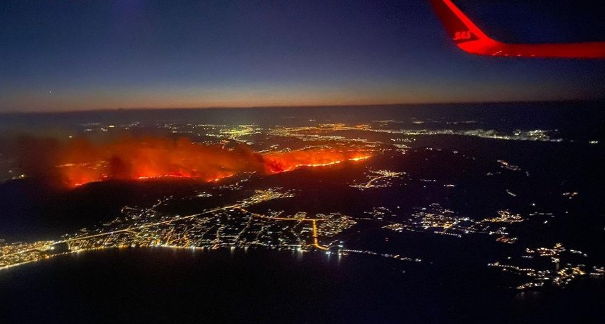 Incendiile fac ravagii în apropiere de Atena. Localităţi şi spitale din jurul capitalei sunt evacuate. Flăcările înalte de până la 25 de metri s-au răspândit "ca fulgerul" din cauza vântului puternic