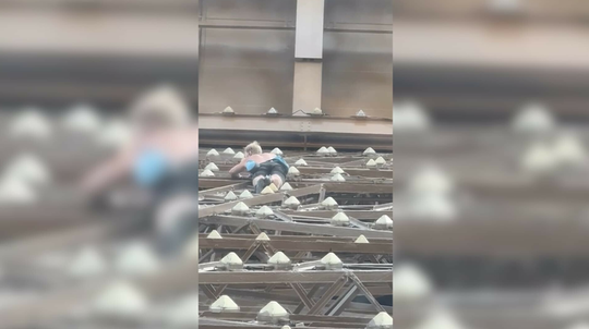 Căţărătorul britanic care a escaladat Turnul Eiffel la încheierea JO urmează să plătească o contribuţie cetăţenească 69 britanic eiffel tw1