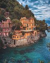 În exclusivistul Portofino, destinaţie a bogaţilor şi celebrităţilor, vecinii se spionează pentru a raporta poliţiei cine îşi instalează aer condiţionat