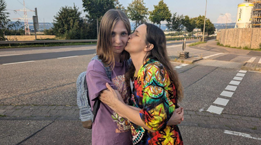Opozanta rusă Saşa Skoşilenko, eliberată în schimbul de deţinuţi dintre Rusia şi SUA, a cerut-o în căsătorie pe partenera sa, Sonia Subbotina, la Koblenz, în Germania
