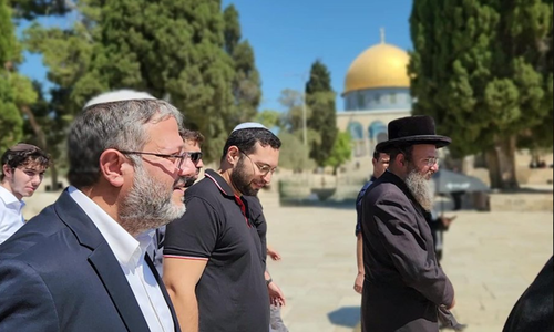 Ministrul israelian  al Securităţii Interne Itamar Ben Gvir provoacă printr-o rugăciune cu aproximativ 3.000 de persoane la Moscheea Al-Aqsa, pe Esplanada Moscheilor, o încălcare a statu-quoului în vigoare din 1967