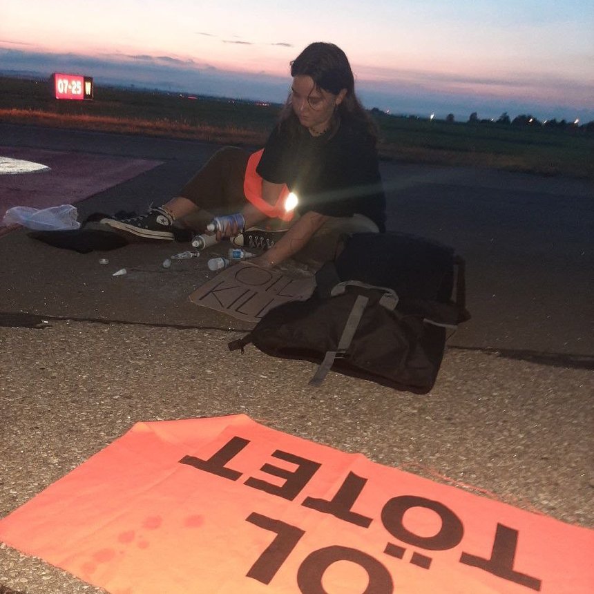 Activiştii pentru climă au perturbat activitatea pe patru aeroporturi germane - FOTO