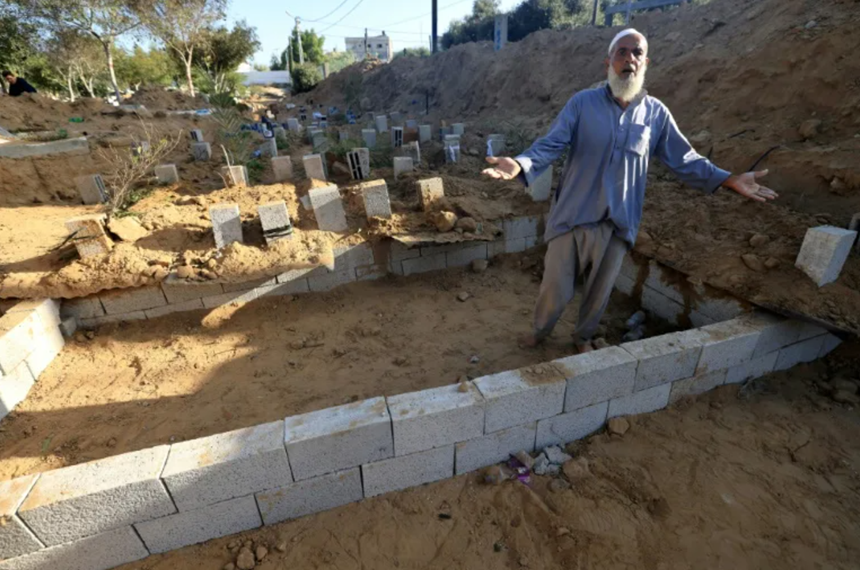 AFP: Cimitire pline, morminte suprapuse şi gropari suprasolicitaţi în Fâşia Gaza