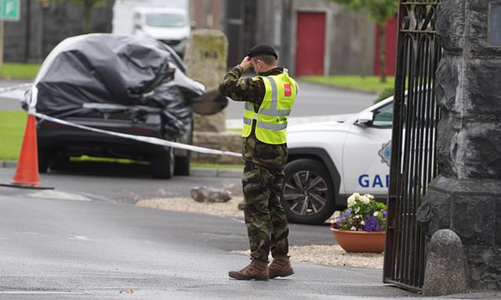 Un capelan catolic al armatei irlandeze, rănit într-un atac cu cuţitul în faţa unei cazărmi, la Galway. Poliţia investighează o pistă teroristă