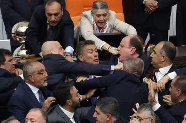 Cel puţin doi deputaţi răniţi într-o încăierare violentă în Parlamentul turc