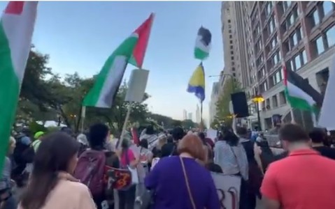 Joe Biden a sosit la Chicago. Mii de manifestanţi pro-palestinieni s-au adunat în apropierea locului unde urmează să înceapă Convenţia Democrată. Poliţia antirevoltă a încătuşat câteva persoane - VIDEO