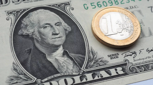 Euro, la cel mai înalt nivel faţă de dolar din iulie 2023