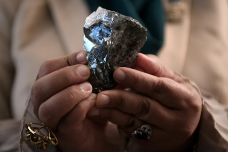 Un diamant de o mărime excepţională, găsit în Botswana, cel mai mare în această ţară. Diamantul brut are 2.492 de carate, aproape de cel mai mare diamant cunoscut din lume, ”Cullinan”, de 3.100 de carate, descoperit în Africa de Sud în 1905