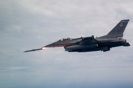 Statele Unite aprobă vânzarea de rachete AIM-120 AMRAAM către România. Vânzarea iniţială este evaluată la aproximativ 180 de milioane de dolari - FOTO