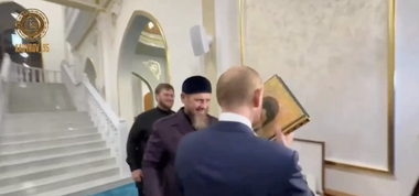 Putin sărută un Coran aurit primit cadou în Cecenia, într-un clip postat de Kadîrov, devenit viral