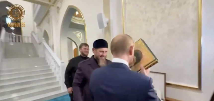 Putin sărută un Coran aurit primit cadou în Cecenia, într-un clip postat de Kadîrov, devenit viral