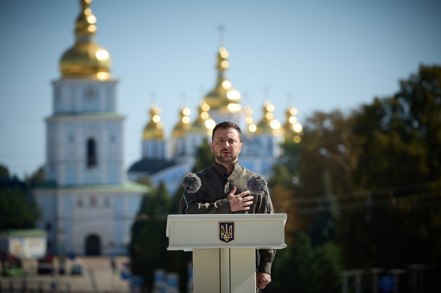 Zelenski prezintă Palianîţia, noua „rachetă-dronă” a Ucrainei, şi îl numeşte pe Putin „un bătrân bolnav din Piaţa Roşie”. Comandantul Sîrski a fost ridicat în grad de Ziua Independenţei