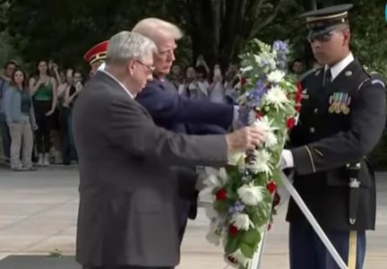 Personalul lui Trump a avut un conflict fizic cu un oficial al cimitirului Arlington, potrivit NPR