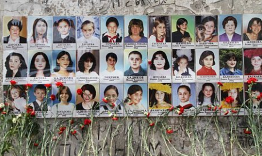 Rusia comemorează douăzeci de ani de la masacrul de la Beslan. 334 de persoane au murit la 1 septembrie 2004. 186 erau copii