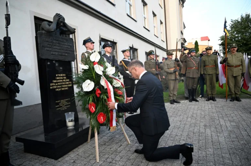 Polonia comemorează 85 de ani de la izbucnirea celui de-al Doilea Război Mondial. Tusk cere la Westerplatte NATO ”să se consacre deplin apărării” Ucrainei, Duda cere Germaniei compensaţii. Varşovia şi Berlinul negociază indemnizarea victimelor în viaţă