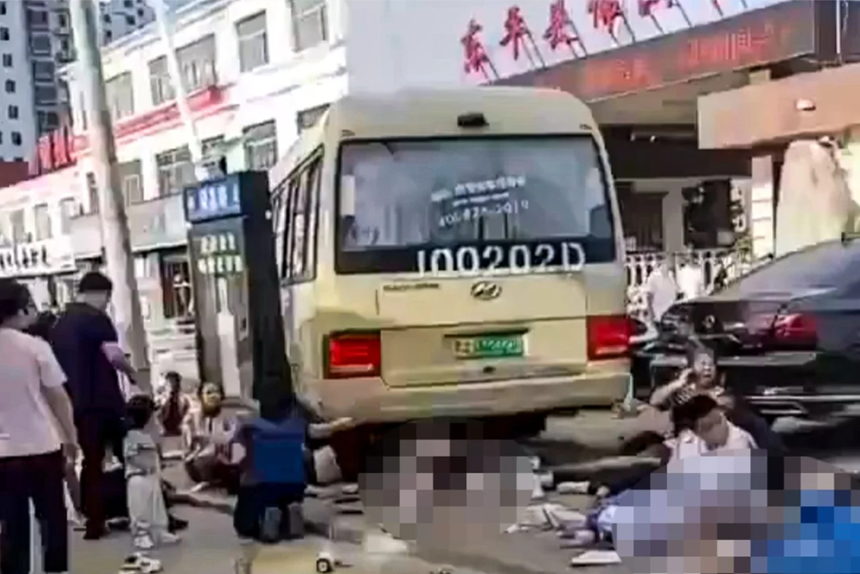 Cel puţin 11 morţi, şase părinţi şi cinci elevi, în estul Chinei, după ce un autobuz şcolar loveşte pietoni în faţa unei şcoli, în Shandong. Şoferul, arestat de poliţie. Alte 13 persoane rănite