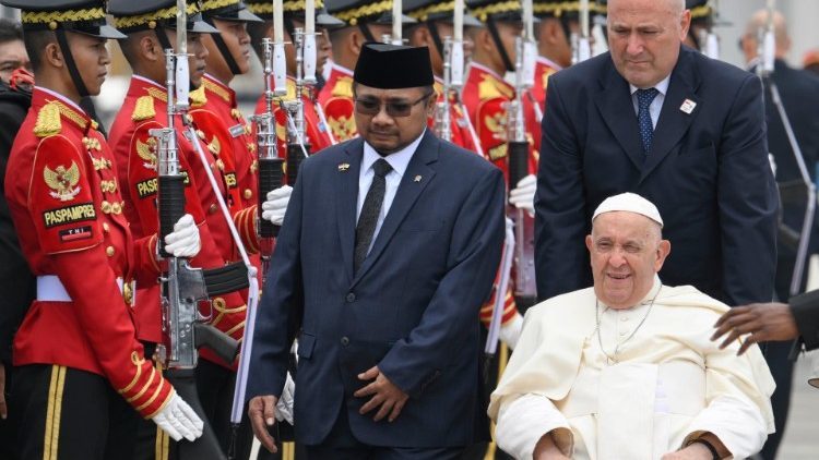 Turneul istovitor de 12 zile al Papei a început în Indonezia / Se va întâlni cu preşedintele şi credincioşii / Slujbă pe un stadion cu capacitate de 80.000 de locuri - VIDEO