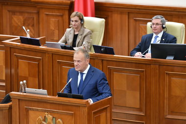 Donald Tusk, mesaj în limba română în Parlamentul de la Chişinău: Veţi putea conta întotdeauna pe Polonia / Deputaţii opoziţiei i-au boicotat discursul