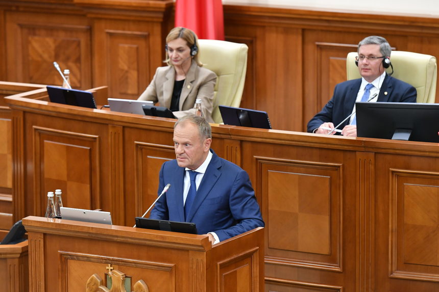 Donald Tusk, mesaj în limba română în Parlamentul de la Chişinău: Veţi putea conta întotdeauna pe Polonia / Deputaţii opoziţiei i-au boicotat discursul