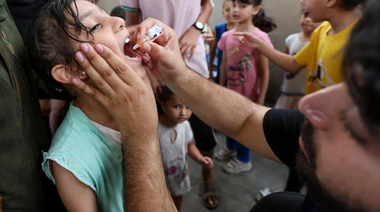 OMS anunţă că a încheiat cu succes prima fază a vaccinării antipolio în centrul Fâşiei Gaza, unde a vaccinat 187.000 de copii. Următoarea fază începe joi, în sudul enclavei şi vizează vaccinarea a 340.000 de copii în patriu zile