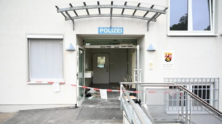 Un islamist de origine albaneză a intrat într-o secţie din Germania şi a încercat să ucidă poliţişti înainte de a fi arestat