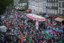 Zeci de mii de persoane au protestat în Franţa faţă de numirea lui Michel Barnier ca premier. Stânga îl acuză pe Macron că „a furat” alegerile