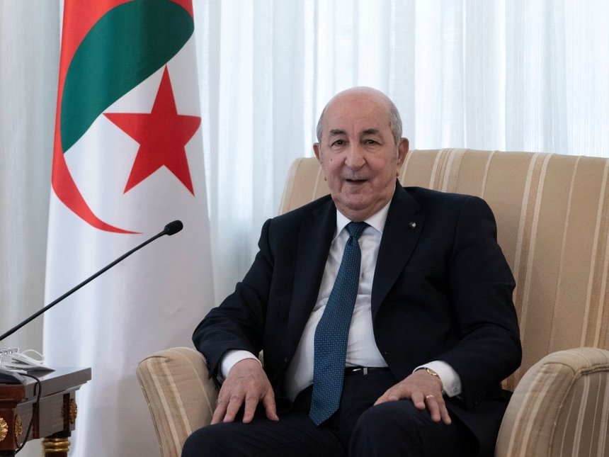 Reales cu 95% din voturi, preşedintele în exerciţiu al Algeriei, Abdelmadjid Tebboune, şi-a asigurat un al doilea mandat. Preşedinţii secţiilor de votare îi scandau numele în timp ce agitau buletinele de vot în faţa camerelor de filmat