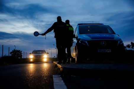 UPDATE-Germania îşi înăspreşte măsurile împotriva imigraţiei introducând controale la toate frontierele terestre, timp de şase luni, începând de la 16 septembrie. Austria avertizează că ”nu va accepta persoanele respinse în Germania”