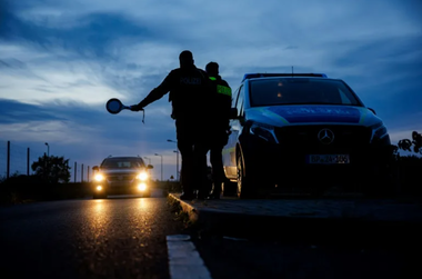 UPDATE-Germania îşi înăspreşte măsurile împotriva imigraţiei introducând controale la toate frontierele terestre, timp de şase luni, începând de la 16 septembrie. Austria avertizează că ”nu va accepta persoanele respinse în Germania”