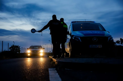 UPDATE-Germania îşi înăspreşte măsurile împotriva imigraţiei introducând controale la toate frontierele terestre, timp de şase luni, începând de la 16 septembrie. Austria avertizează că ”nu va accepta persoanele respinse în Germania”