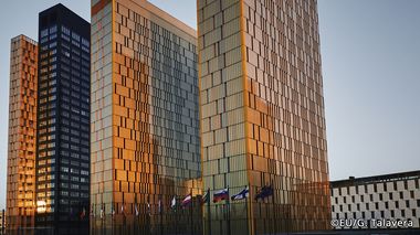 Victorie în justiţie pentru Comisia Europeană în două cazuri-cheie împotriva Apple şi Google