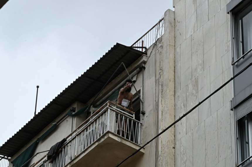 Un tânăr palestinian ameninţă să arunce în aer o butelie de gaz într-un balcon, la etajul şase, în centrul Atenei şi să se arunce în gol. El a ameninţat să se sinucidă şi săptămâna trecută şi a fost internat într-un spital psihiatric