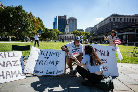 Locuitorii Philadelphiei, leagănul democraţiei americane, entuziaşti cu câteva ore înaintea dezbaterii Harris-Trump