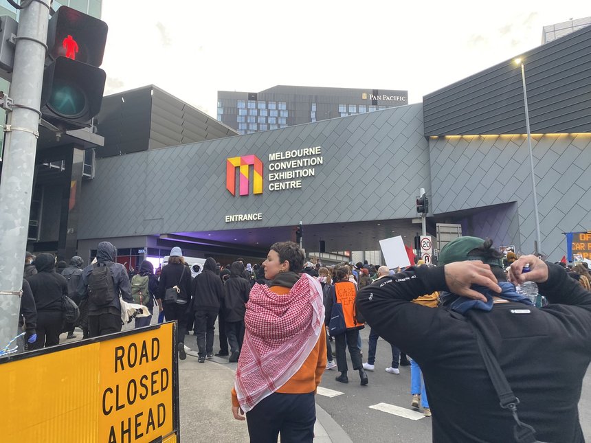 Ciocniri între Poliţie şi protestatari împotriva războiului, la o expoziţie de tehnică militară pentru apărare, la Melbourne - FOTO / VIDEO