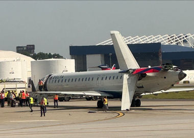 Coliziune între două avioane pe aeroportul din Atlanta, fără victime, soldată cu pagube importante. Coada unui avion, desprinsă de aeronavă pe cel mai frecventat aeroport din lume